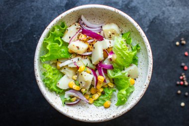 Sebze salatalı patates salatası ve sebze salatası. Sağlıklı yemek. Üst görünüm.