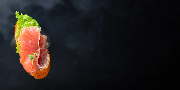 鲑鱼三明治鱼Smorrebrod Bruschetta海鲜在桌子上健康饮食小吃顶部视图复制空间文本食物背景码头员 — 图库照片