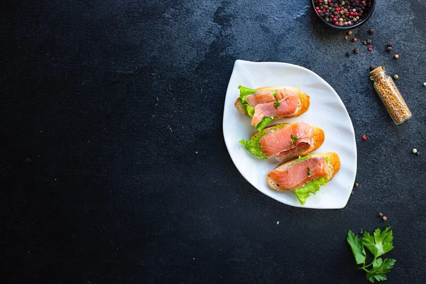 Salmón Sándwich Pescado Smorrebrod Bruschetta Mariscos Sobre Mesa Para Una —  Fotos de Stock