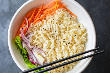 balık pirinç eriştesi ya da buğday camı selofan makarna deniz ürünleri somonu hazır sofra yemeği üst görünüm fotokopi alanı metin-yiyecek arka plan görüntüsü pesseeter