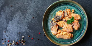 balık konservesi somon balığı. Masa başı yemek için hazır. Metin yiyecek arka plan resmi için fotokopi alanı.