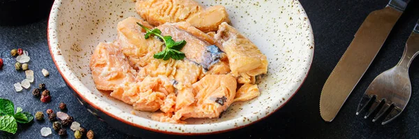 鱼罐头鲑鱼海鲜准备在餐桌上吃饭小吃顶部视图复制空间为文本食物背景图像农村 — 图库照片