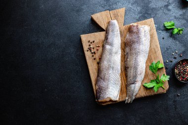 Çiğ hake balığı fileto omega masaya sağlıklı yemek çerez üst görünüm metin yiyecek arka plan görüntüsü için fotokopi alanı 