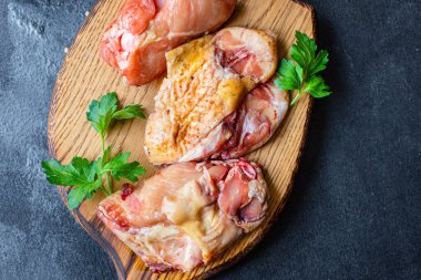 Taze tavuk eti parçaları çiğ horoz ya da kaz çiftliği ördeği masada sağlıklı yemek çerezi üst görünüm fotokopi uzay yiyecek arka plan görüntüsü kırsal