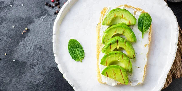 Avocado Fritto Sandwich Insalata Verdura Grigliata Lattuga Spinaci Rucola Snack — Foto Stock