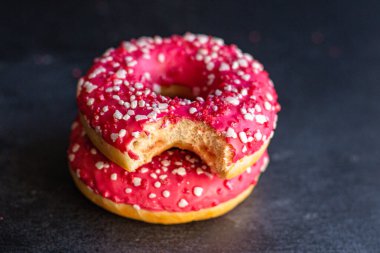 Tatlı tatlı tatlı ahududu ya da çilek dolu pembe kremalı porsiyon masada sağlıklı yemek için üst görünüm metin yiyecekleri arka planı için fotokopi alanı