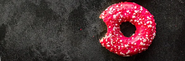 Пончик Сладкий Десерт Малина Клубника Заполнения Розовый Глазурь Часть Столе — стоковое фото