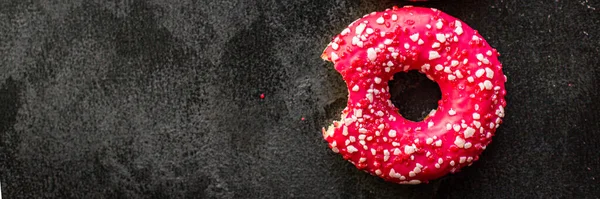 Donut Doce Sobremesa Framboesas Morango Recheio Rosa Porção Cereja Mesa — Fotografia de Stock