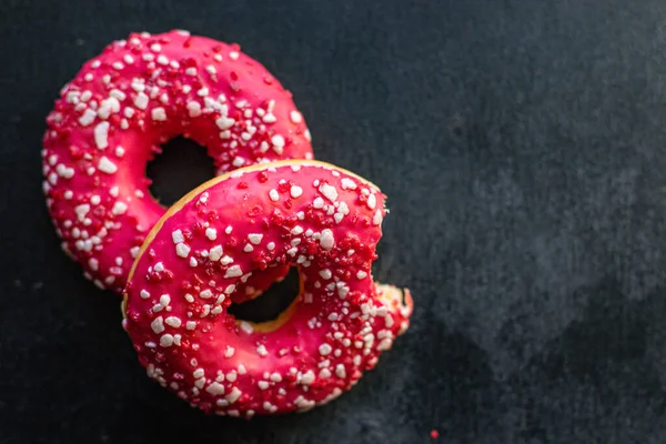 Beignet Dessert Sucré Framboises Fraise Remplissage Portion Glaçage Rose Sur — Photo