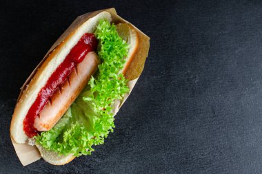 Sosisli sandviç sosis domates sosu marul yaprağı fast food bölümü masa yemeği üst görünüm fotokopi alanı metin gıdası arka plan kırsal görüntü için