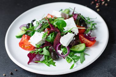 Yunan salatası domates, salatalık, zeytin salatası yeşillik, vitamin, sebze porsiyonu masada sağlıklı yemek atıştırmalığı üst görünüm fotokopi alanı metin gıdası arka plan kırsal resim keto veya paleo diyeti için