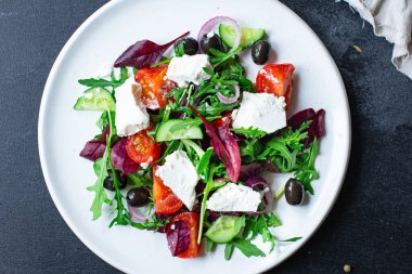 Yunan salatası domates, salatalık, zeytin salatası yeşillik, vitamin, sebze porsiyonu masada sağlıklı yemek atıştırmalığı üst görünüm fotokopi alanı metin gıdası arka plan kırsal resim keto veya paleo diyeti için