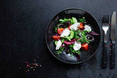 Yunan salatası domates, salatalık, zeytin salatası yeşillik, vitamin, sebze porsiyonu masada sağlıklı yemek atıştırmalığı üst görünüm fotokopi alanı metin gıdası arka plan kırsal resim keto veya paleo diyeti için