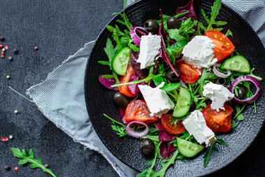 Yunan salatası domates, salatalık, zeytin salatası yeşillik, vitamin, sebze porsiyonu masada sağlıklı yemek atıştırmalığı üst görünüm fotokopi alanı metin gıdası arka plan kırsal resim keto veya paleo diyeti için