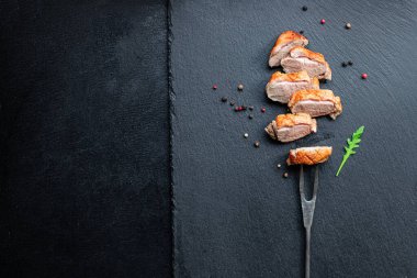 Ördek göğsü eti kızartılmış kümes hayvanları ızgara bölümü masada sağlıklı yemek atıştırmalığı üst görünüm fotokopi alanı metin yiyecek arka planı kırsal görüntü keto veya paleo diyeti için