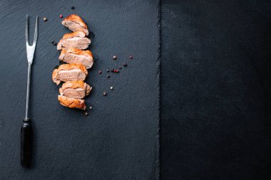 Ördek göğsü eti kızartılmış kümes hayvanları ızgara bölümü masada sağlıklı yemek atıştırmalığı üst görünüm fotokopi alanı metin yiyecek arka planı kırsal görüntü keto veya paleo diyeti için