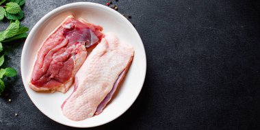 Çiğ ördek göğüs eti kümes hayvanları ve baharatlar ızgara ızgara taze porsiyon masa yemeği üst görünüm fotokopi alanı metin yiyecek arka plan kırsal görüntü için 