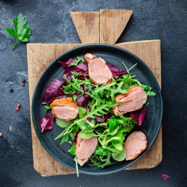 Ördek göğsü salatası karışımı yeşil marul yaprağı porsiyonu masanın üzerinde sağlıklı yemek atıştırmalığı açık hava manzarası fotokopi alanı metin yemek arka plan kırsal görüntü için 