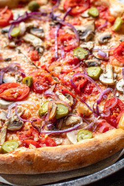 Sebzeli pizza, domates, soğan, turşu, mantar vejetaryen ya da vejetaryen. Masada et yok. 