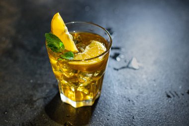 alkollü içecek buzlu limon ve açık büfede naneli porsiyon. Arka planda metin yiyecekleri kırsal görüntüsü için fotokopi alanı.