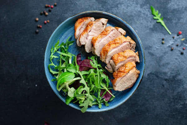 Anka Bröst Stekt Och Sallad Blad Portion Grill Eller Grill — Stockfoto