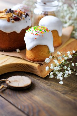 Paskalya pastası ve Paskalya yumurtası geleneksel dekorasyon ve ikramlar hazırlayan kutlama masası. Mutlu Paskalya bayramları, masa yemeği, açık hava manzarası fotokopi, arka plan, köy yemekleri.