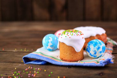 Paskalya pastası ve Paskalya yumurtası geleneksel dekorasyon ve ikramlar hazırlayan kutlama masası. Mutlu Paskalya bayramları, masa yemeği, açık hava manzarası fotokopi, arka plan, köy yemekleri.