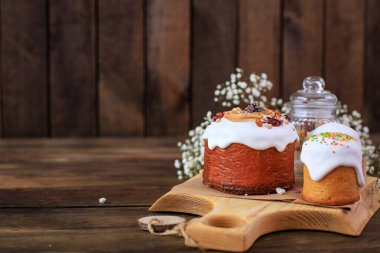 Paskalya pastası ve Paskalya yumurtası geleneksel dekorasyon ve ikramlar hazırlayan kutlama masası. Mutlu Paskalya bayramları, masa yemeği, açık hava manzarası fotokopi, arka plan, köy yemekleri.