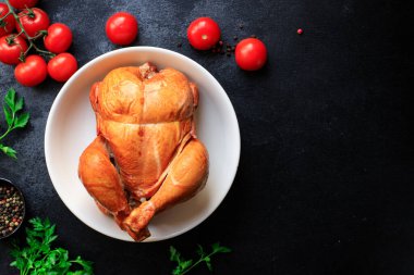 Tüm fırında tavuk ya da tütsülenmiş kümes hayvanları masadaki sağlıklı yemek atıştırmalıkları açık hava manzaralı fotokopi alanı metin gıdası arka planı kırsal görüntü keto ya da paleo diyeti için