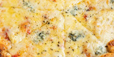 Peynirli pizzanın çeşitli türleri fast food ve diğer malzemeler masanın üzerinde sağlıklı yemek atıştırmalıkları açık havada fotokopi alanı metin yiyecekleri arka plan kırsal görüntü için