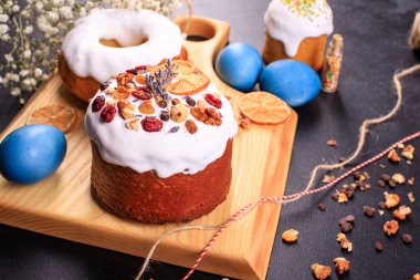 Paskalya pastası ve Paskalya yumurtaları geleneksel dekorasyon ve ikramlar hazırlıyor. Mutlu Paskalya bayramı öğünleri açık havada üst görünüm fotokopi alanı arka plan kırsal