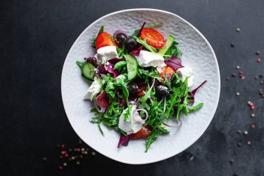Yunan salatası karışımı sebze domates, salatalık, zeytin yeşili marul, vitamin porsiyonu masada sağlıklı çerez üst görünümü fotokopi alanı arka plan kırsal görüntü