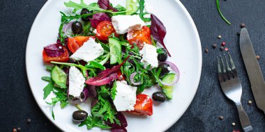 Yunan salatası karışımı sebze domates, salatalık, zeytin yeşili marul, vitamin porsiyonu masada sağlıklı çerez üst görünümü fotokopi alanı arka plan kırsal görüntü