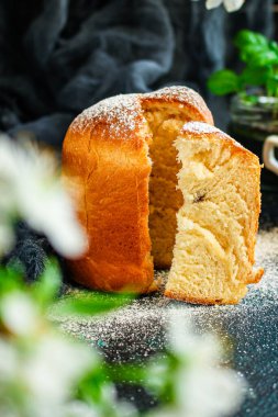 Paskalya pastası şenlikli kutlama masası geleneksel dekorasyon hediyeleri. Mutlu Paskalyalar! Masa yemeğinin bir kısmı açık hava üst görünümü fotokopi alanı arka planı kırsal 