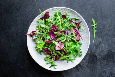 Salata marulları sebzeleri karıştırır. Sebzeleri karıştırır. Sebzeleri karıştırır.
