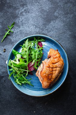 Kızarmış ördek göğüs ızgarası ve salata yaprakları porsiyon barbekü