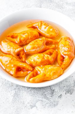 Yengeç pençesi et, surimi yengeç çubuklarından yapılır. Masanın üzerinde yemek pişirilir. Açık havada yemek pişirilir. 