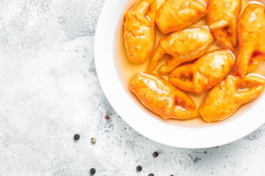 Yengeç pençesi et, surimi yengeç çubuklarından yapılır. Masanın üzerinde yemek pişirilir. Açık havada yemek pişirilir. 