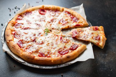 Pepperoni pizza, salam, sosis, çift peynirli fast food, masa yemeği, üst kattaki yemek, fotokopi odası, arka plandaki metinler için kırsal alan.