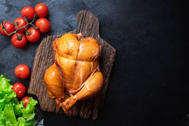 Tavuklu tütsülenmiş kümes hayvanlarının hepsini masaya koydum. Sağlıklı yemek için üst görünüm fotokopi alanı metin yiyecekleri arka plan kırsal görüntü için. 