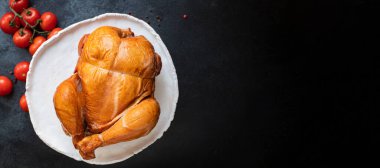 Tavuklu tütsülenmiş kümes hayvanlarının hepsini masaya koydum. Sağlıklı yemek için üst görünüm fotokopi alanı metin yiyecekleri arka plan kırsal görüntü için. 