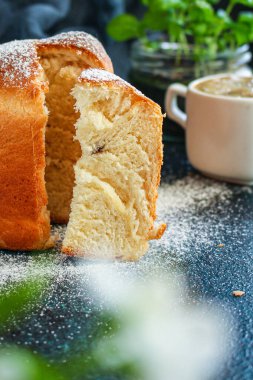 Paskalya pastası ve Paskalya yumurtaları geleneksel dekor ve ikramlar. Masa yemeğinin üstünde Paskalya bayramın kutlu olsun. Üst görünüm fotokopi odası arka plan kırsal.