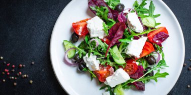 Salata, sebze, peynir, Yunan domatesleri, salatalık, salatalık, zeytin, marul.