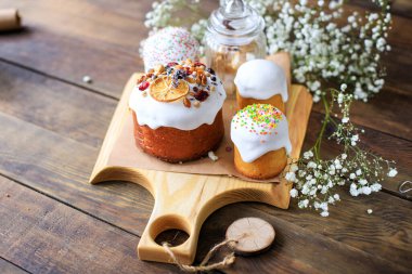 Paskalya pastası ve yumurta şenlik masası masa başında güzel bir tatil hazırlıyor açık hava manzarası fotokopi odası arka plan kırsal tatlı 