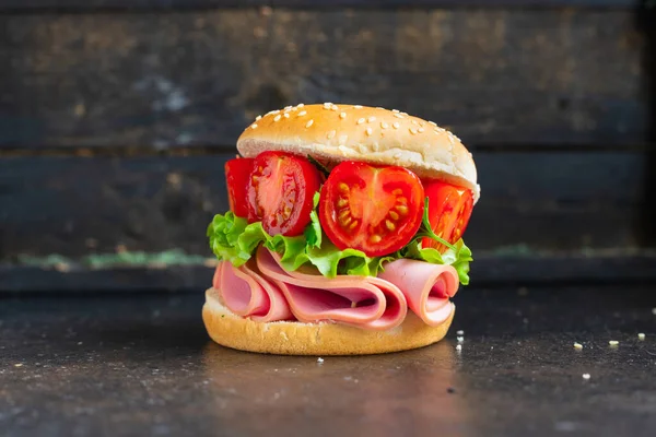 Sanduíche Salsicha Tomate Legumes Hambúrguer Jamon Presunto Porção Carne Refeição — Fotografia de Stock