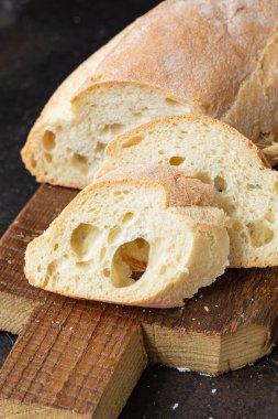 Taze beyaz ekmek ekmeği ekmeği un bölümü açık havada abur cubur yemek fotokopi alanı metin yemeği arka planı kırsal imaj vegan veya vejetaryen yiyecekler için.