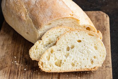 Taze beyaz ekmek ekmeği ekmeği un bölümü açık havada abur cubur yemek fotokopi alanı metin yemeği arka planı kırsal imaj vegan veya vejetaryen yiyecekler için.