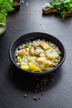 Çorba sebze çorbası birinci tabak makarna, patates, karnabahar, soğan, havuç, kereviz et vejetaryen ya da vejetaryen porsiyonu yok.