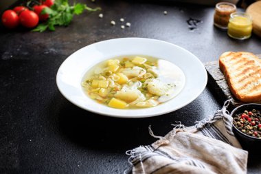 Çorba sebze çorbası birinci tabak makarna, patates, karnabahar, soğan, havuç, kereviz et vejetaryen ya da vejetaryen porsiyonu yok.