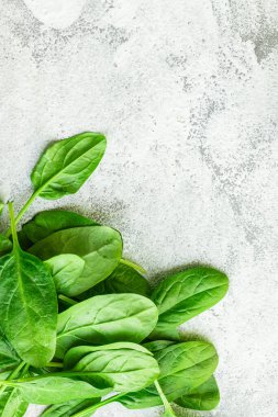 ıspanak taze yeşil yaprakları, masada sağlıklı yemek yapmak için. Atıştırmalık yemek bölümü, açık hava manzarası fotokopi alanı. Arka planda resim keto veya paleo diyeti vegan veya vejetaryen gıdalar için.